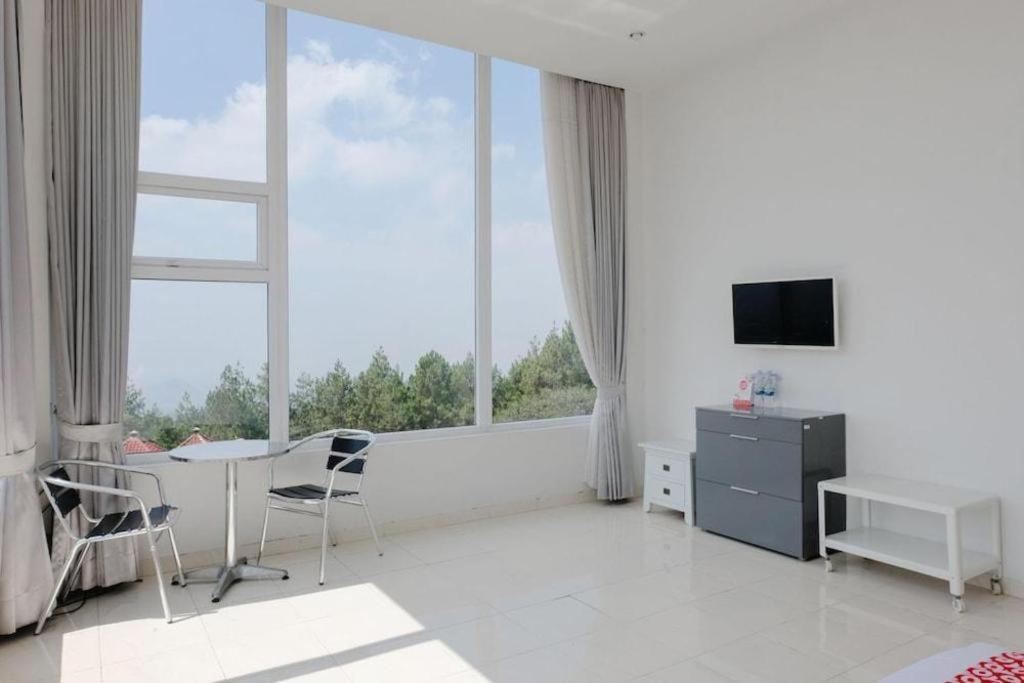 Oyo 1194 Villa Bukit Panderman Residence Batu  Exterior photo